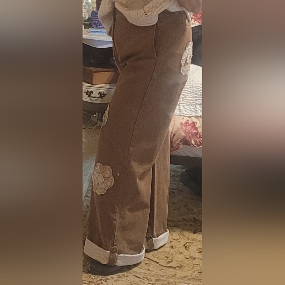 POL Tan Wide-Leg Jeans with Floral Patch Roll Up Contrasting Cuff - Picture 4 of 4